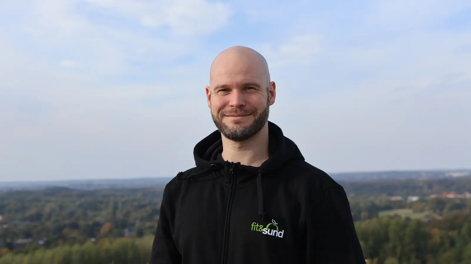 Portræt af David Brink udendørs med udsigt over Ballerup-egnen.