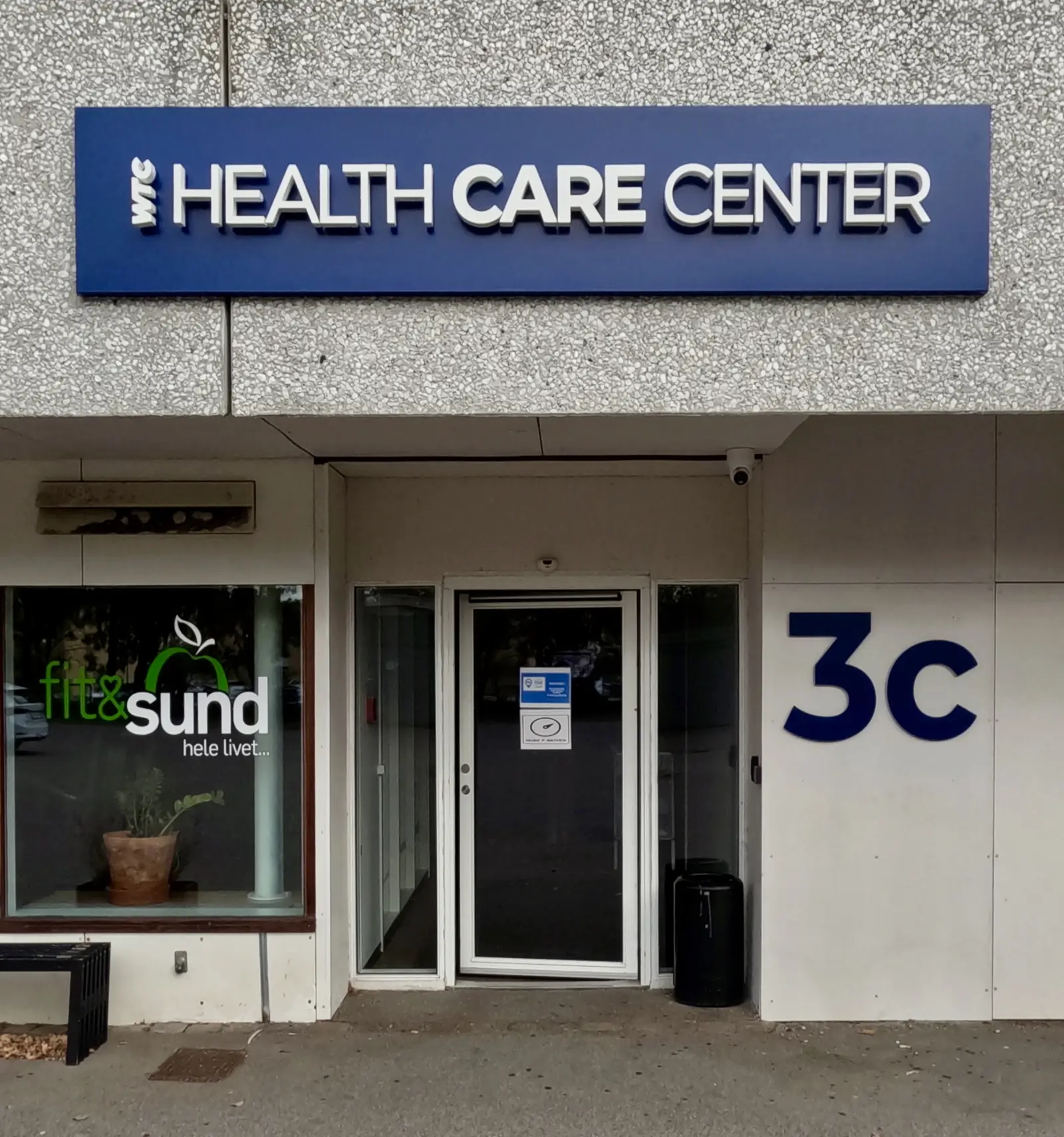 Indgang 3C med skiltet WTC Health Care Center over døren.